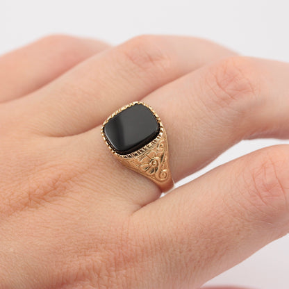 Pre-owned 9ct Gold Onyx Signet Ring with Decorative Shoulders