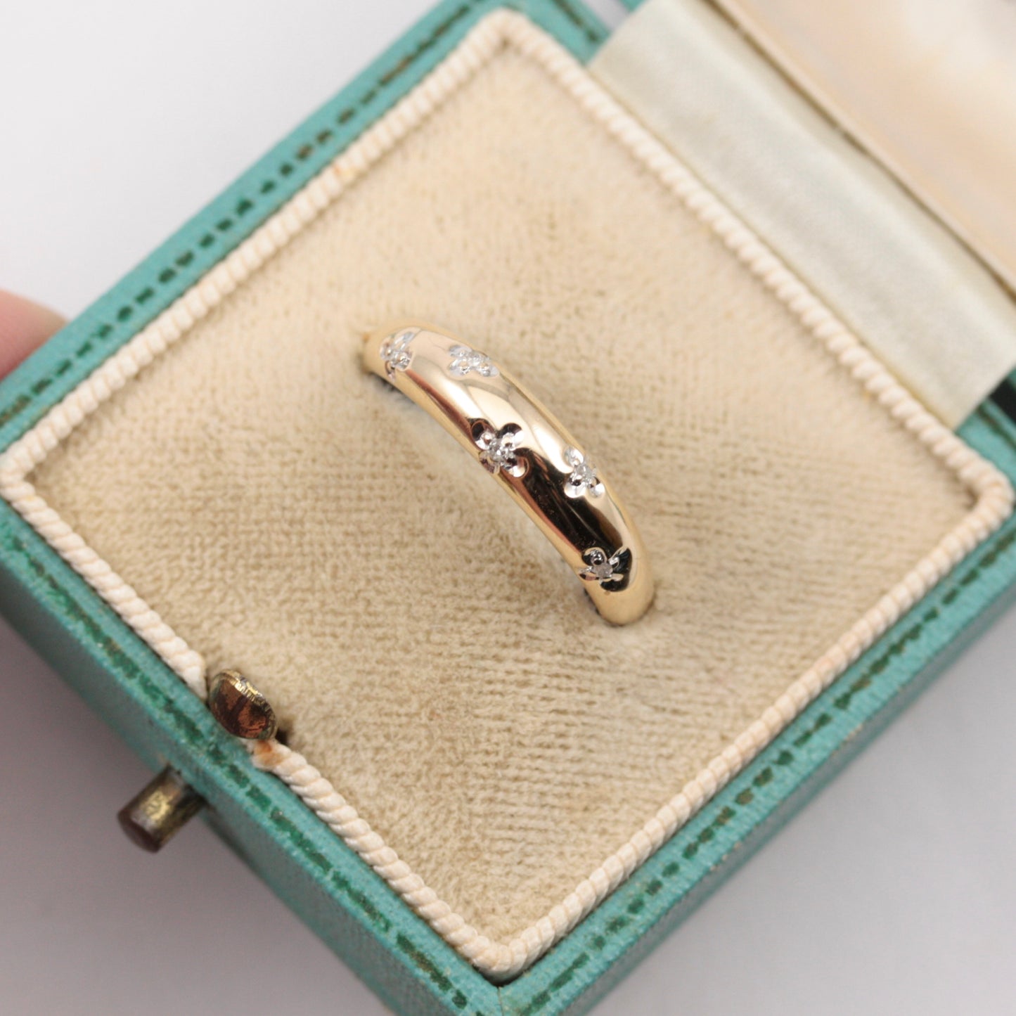 Pre-owned 9ct Gold Diamond Clover Domed Ring