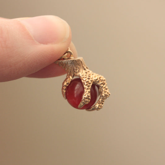 vintage 9ct gold and carnelian claw charm