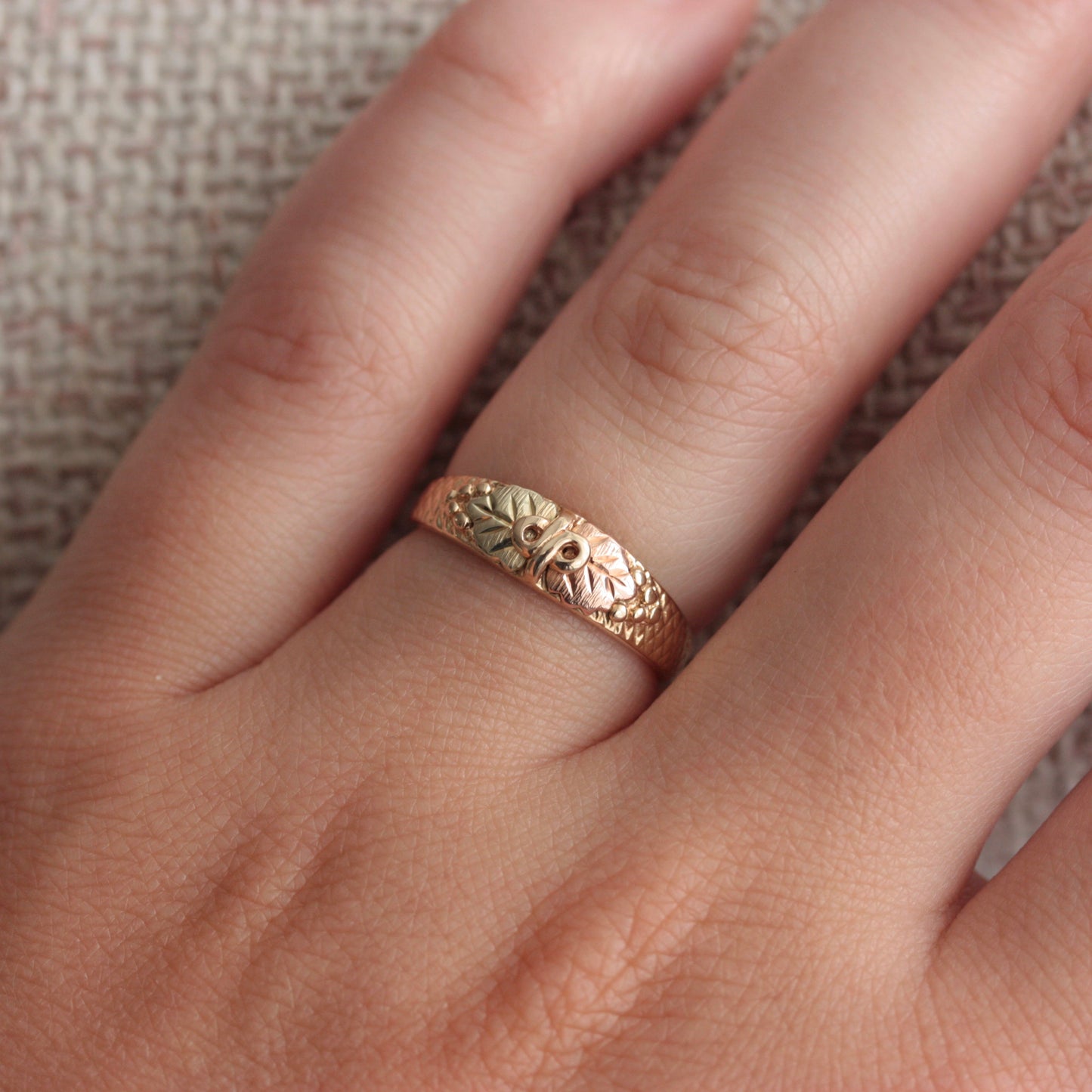 Modern Pre-owned Two Tone 9ct Gold Foliate Band Ring