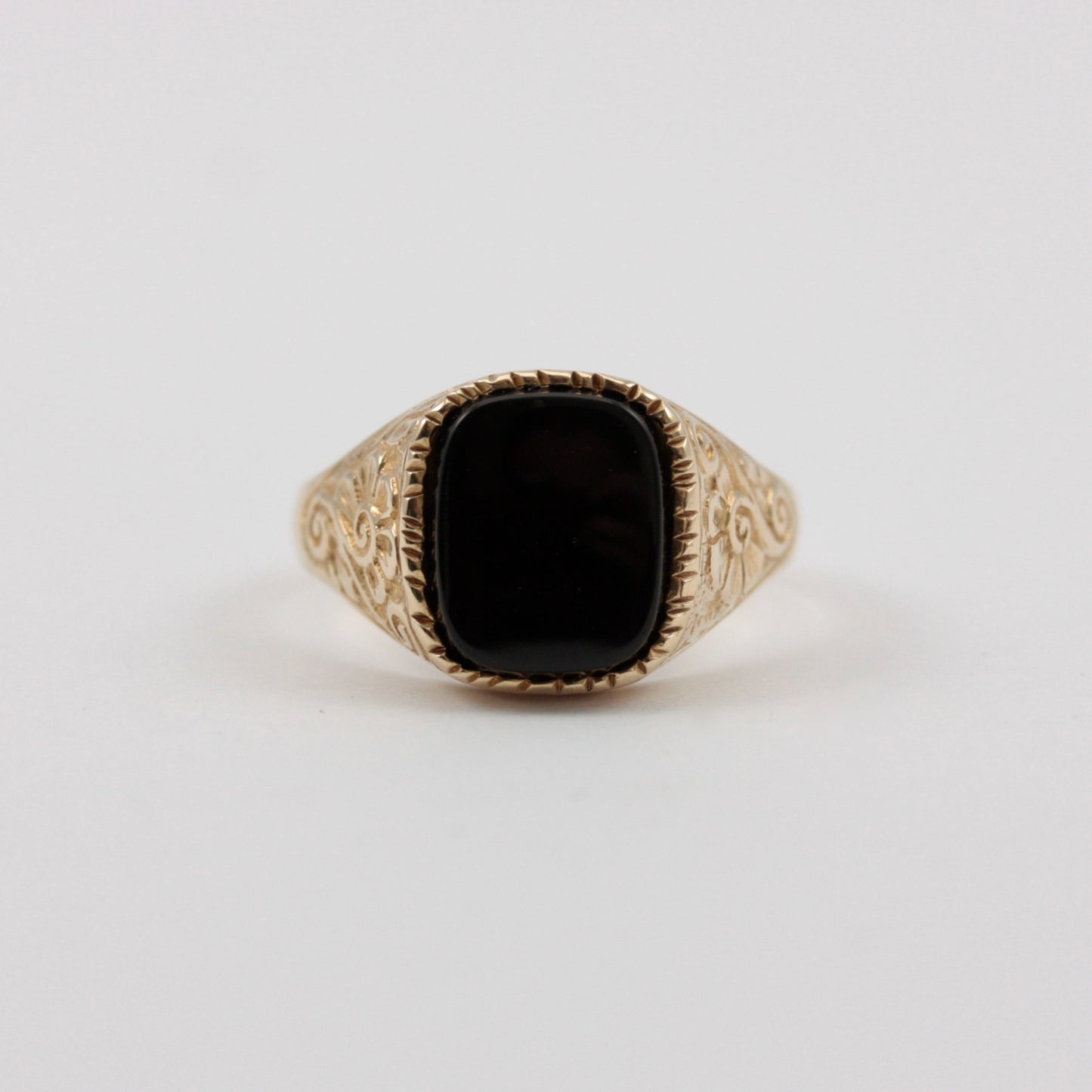 Pre-owned 9ct Gold Onyx Signet Ring with Decorative Shoulders