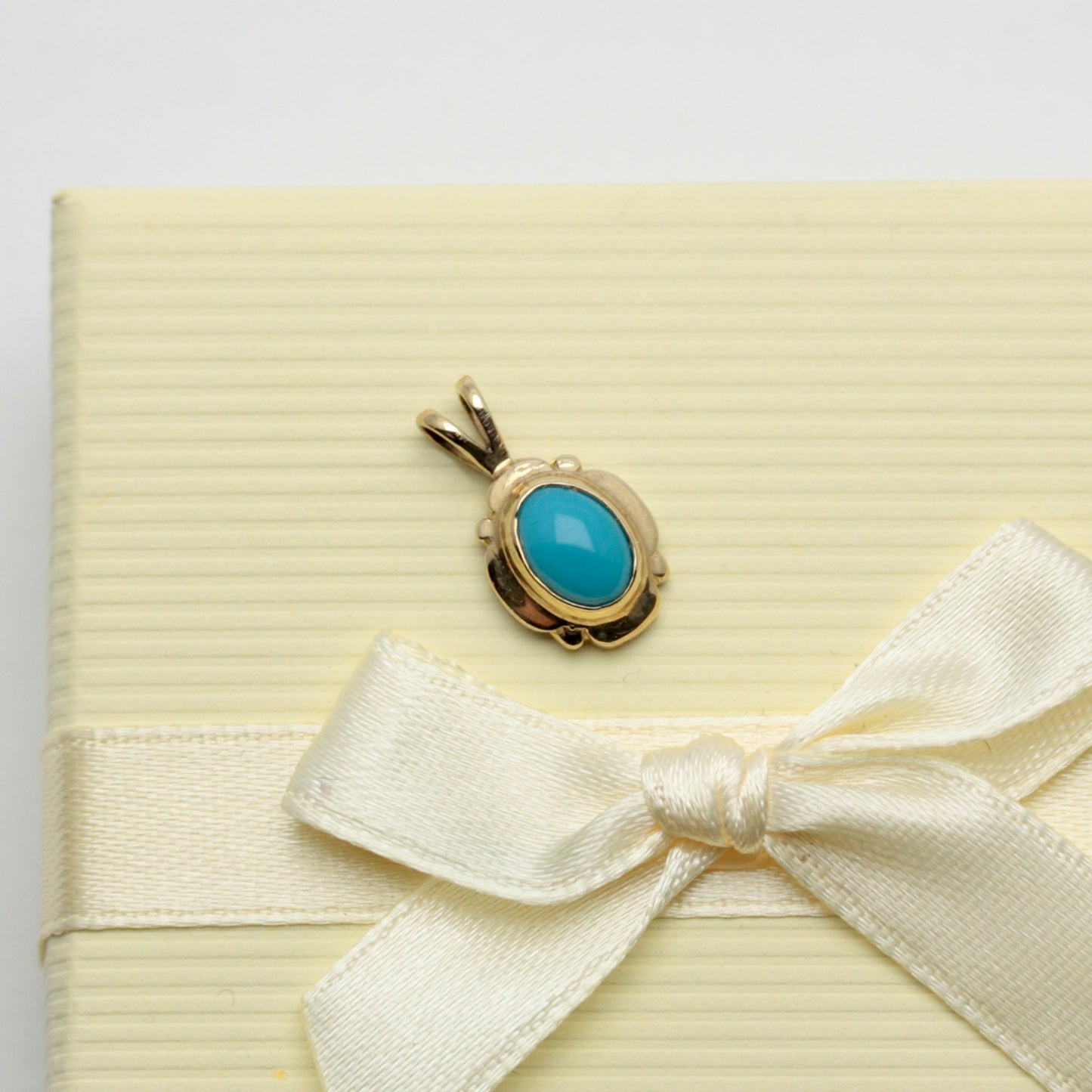Small Vintage 9ct Gold Framed Turquoise Pendant