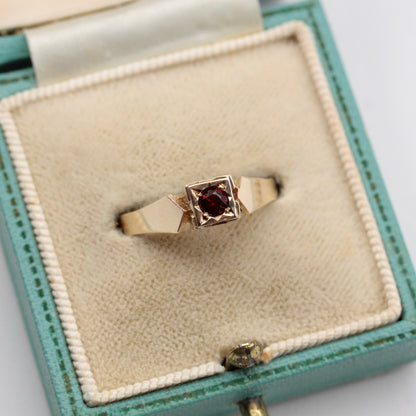 vintage 1970s 9ct gold garnet square front ring