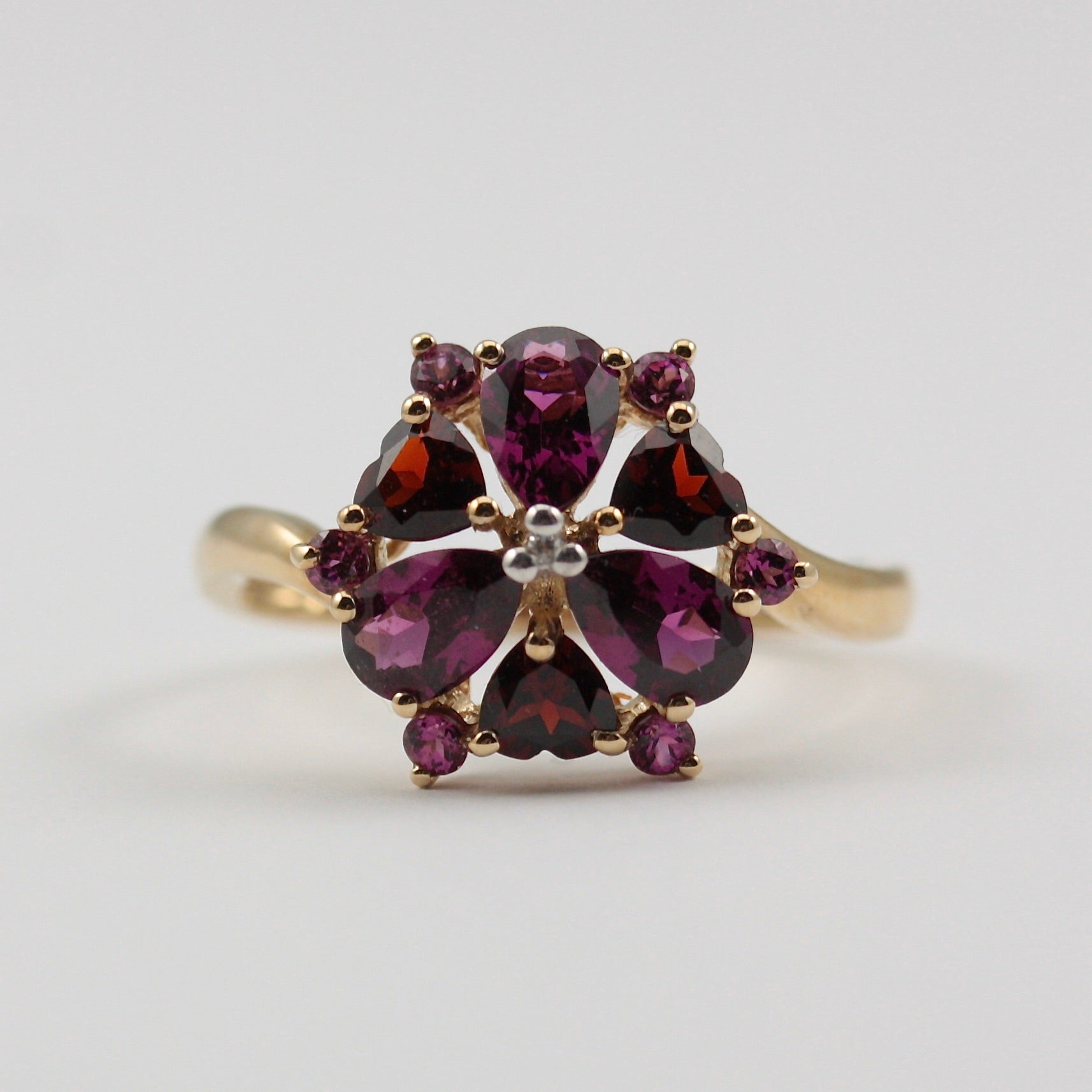 Pre-owned 9ct Gold Garnet Cluster Ring