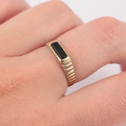 Vintage 9ct Gold Rectangle Onyx Ring with Ridged Shoulders, 1980s