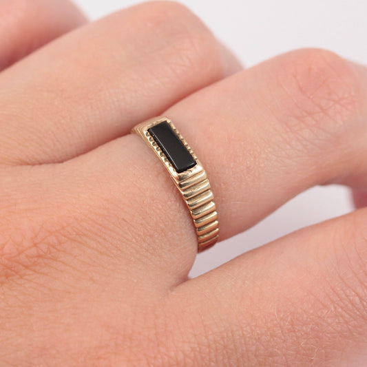 Vintage 9ct Gold Rectangle Onyx Ring with Ridged Shoulders, 1980s