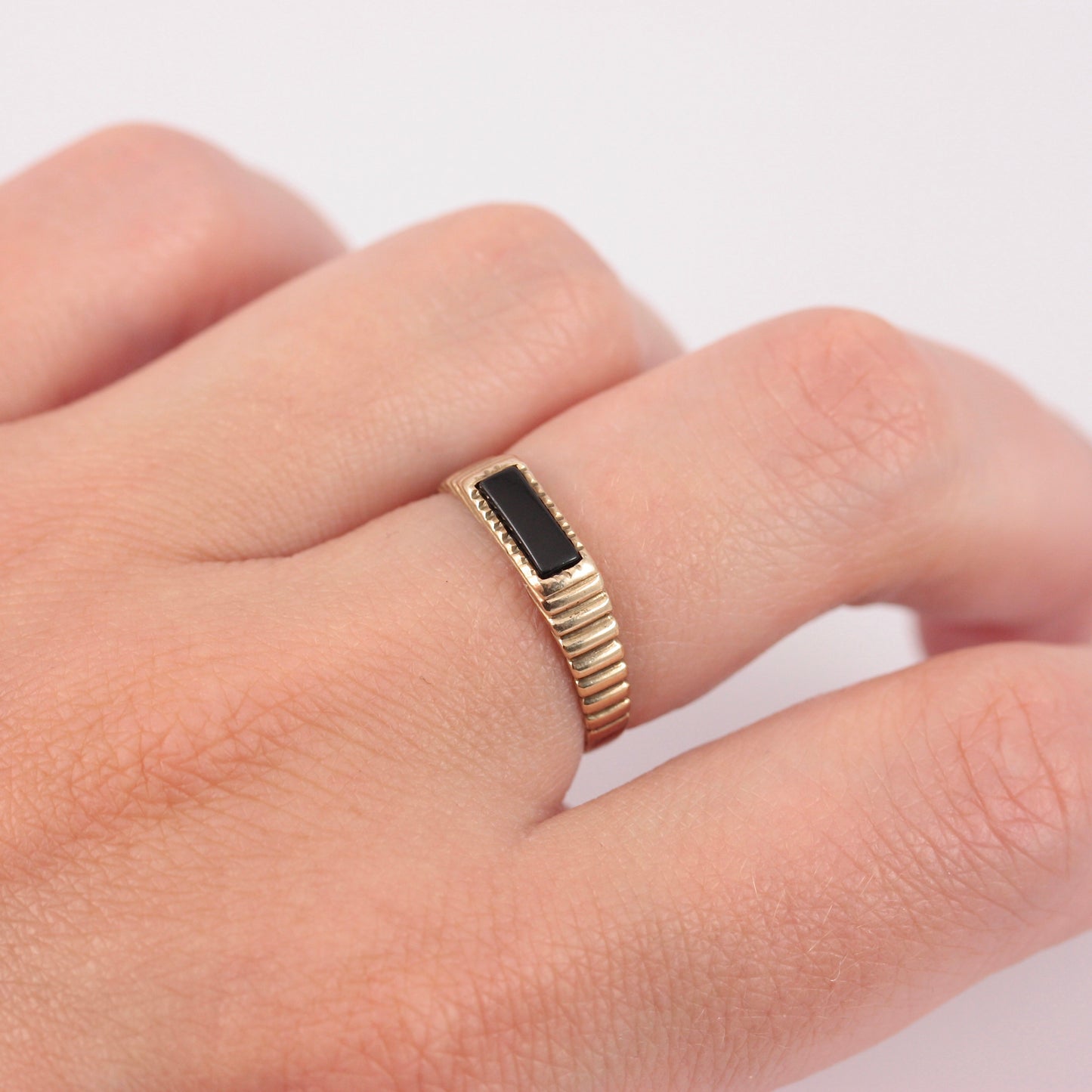 Vintage 9ct Gold Rectangle Onyx Ring with Ridged Shoulders, 1980s