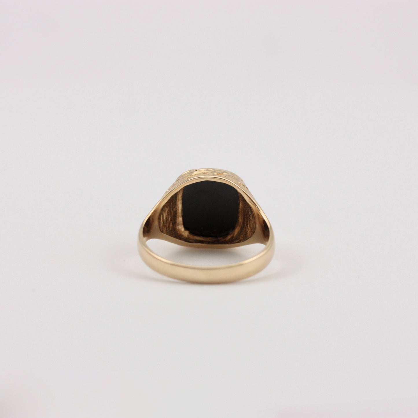 Pre-owned 9ct Gold Onyx Signet Ring with Decorative Shoulders