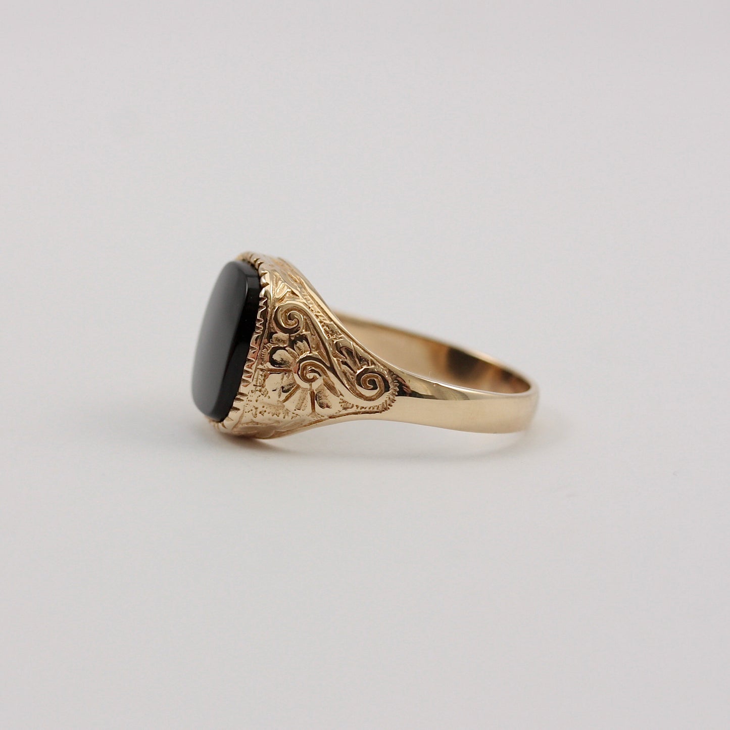 Pre-owned 9ct Gold Onyx Signet Ring with Decorative Shoulders