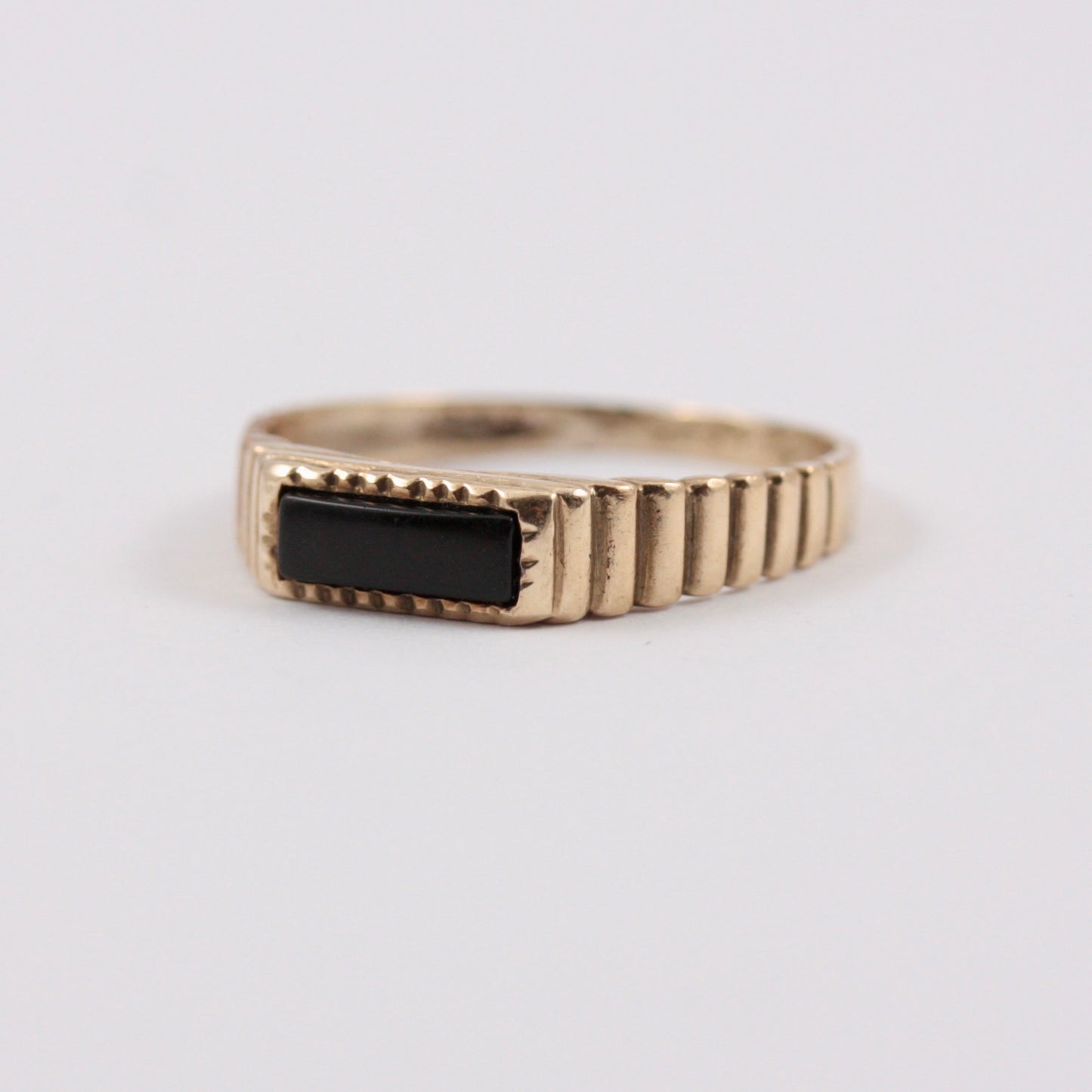 Vintage 9ct Gold Rectangle Onyx Ring with Ridged Shoulders, 1980s