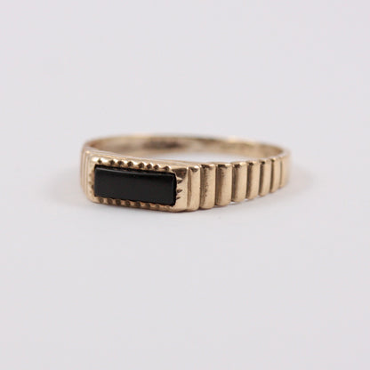 Vintage 9ct Gold Rectangle Onyx Ring with Ridged Shoulders, 1980s