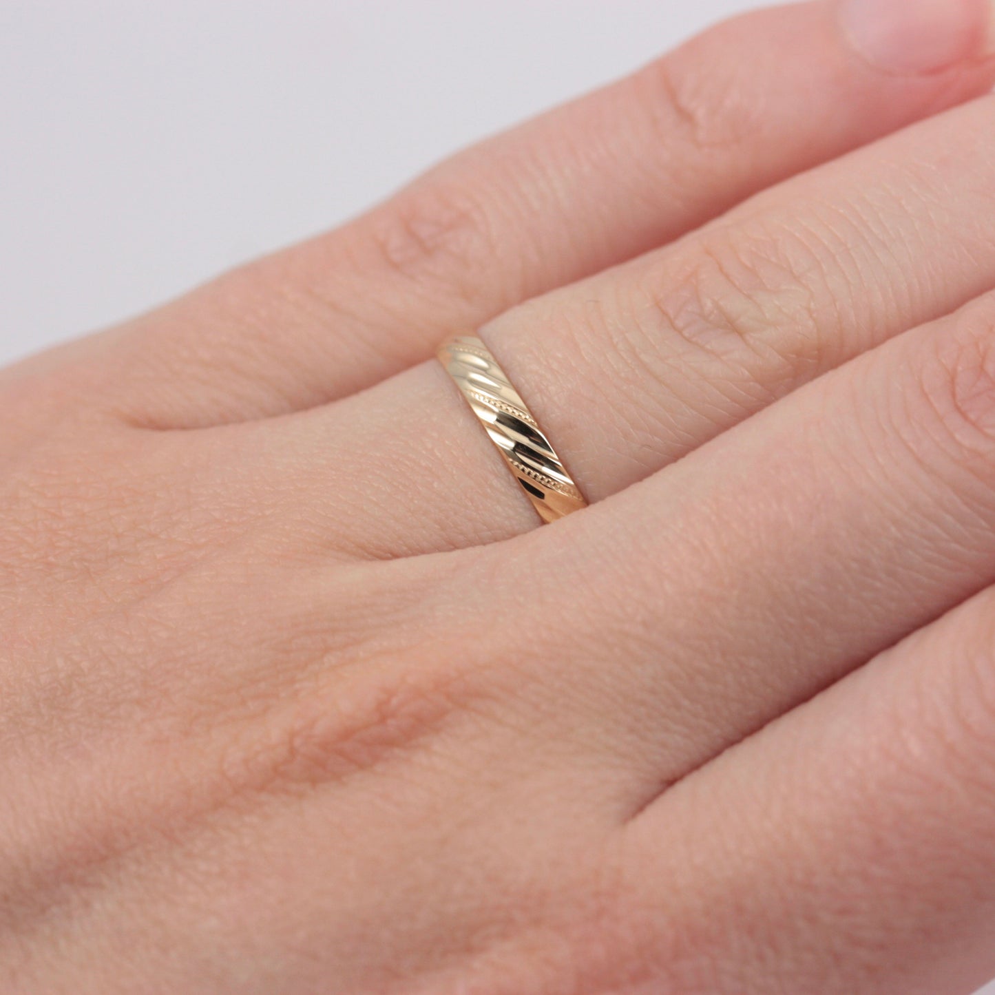 Vintage 9ct Gold Textured Twist Band Ring