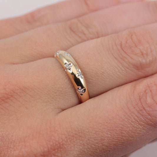 Pre-owned 9ct Gold Diamond Clover Domed Ring