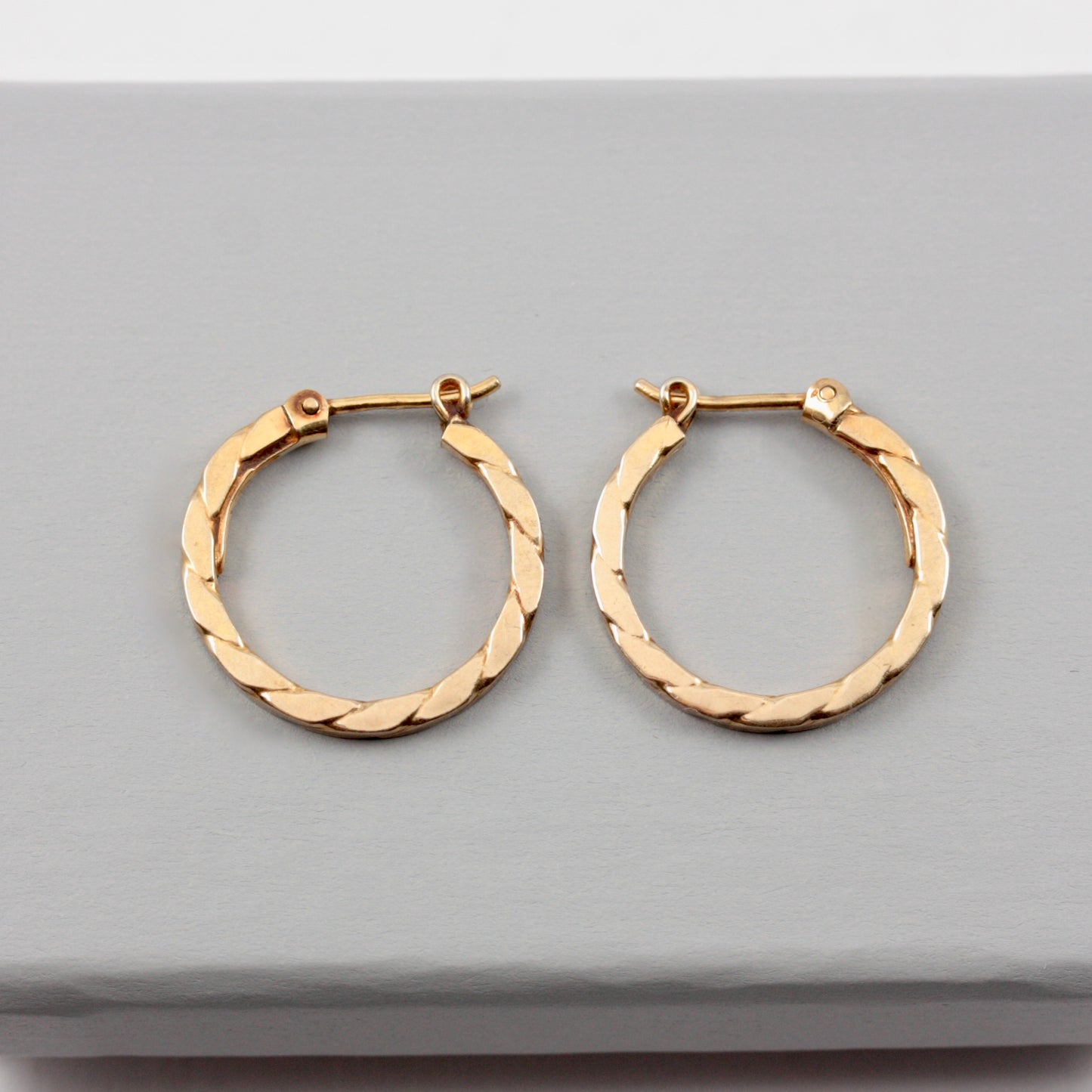 Pre-owned Italian Gold Twist Hoop Earrings by Unoaerre, Small