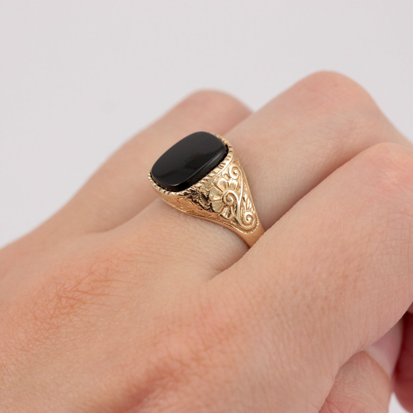 Pre-owned 9ct Gold Onyx Signet Ring with Decorative Shoulders