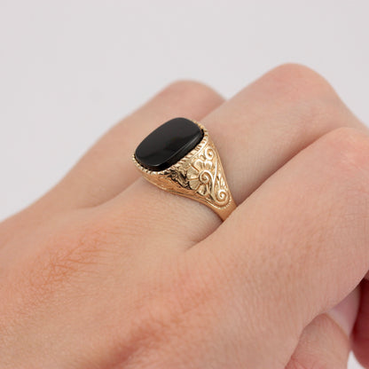 Pre-owned 9ct Gold Onyx Signet Ring with Decorative Shoulders