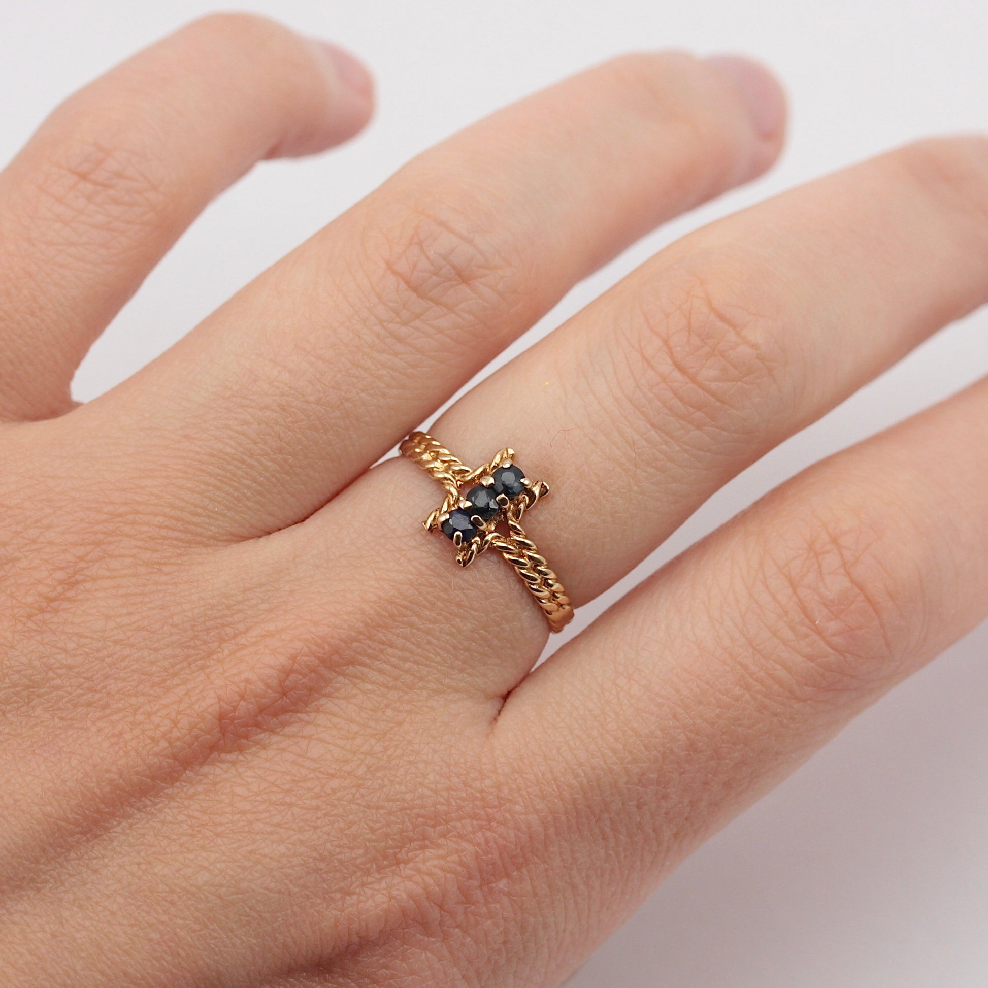 vintage 9ct gold vertical three stone rope ring