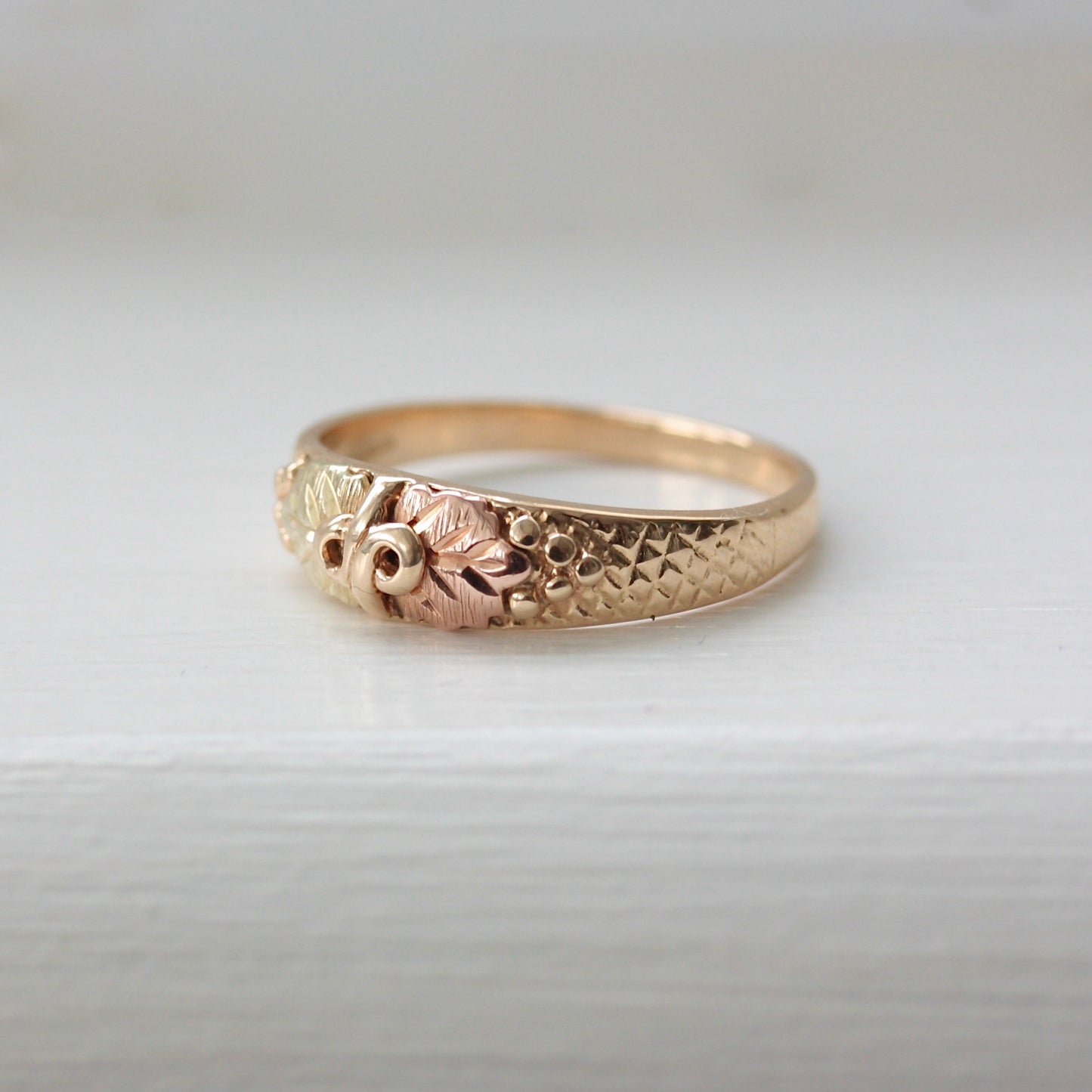 Modern Pre-owned Two Tone 9ct Gold Foliate Band Ring