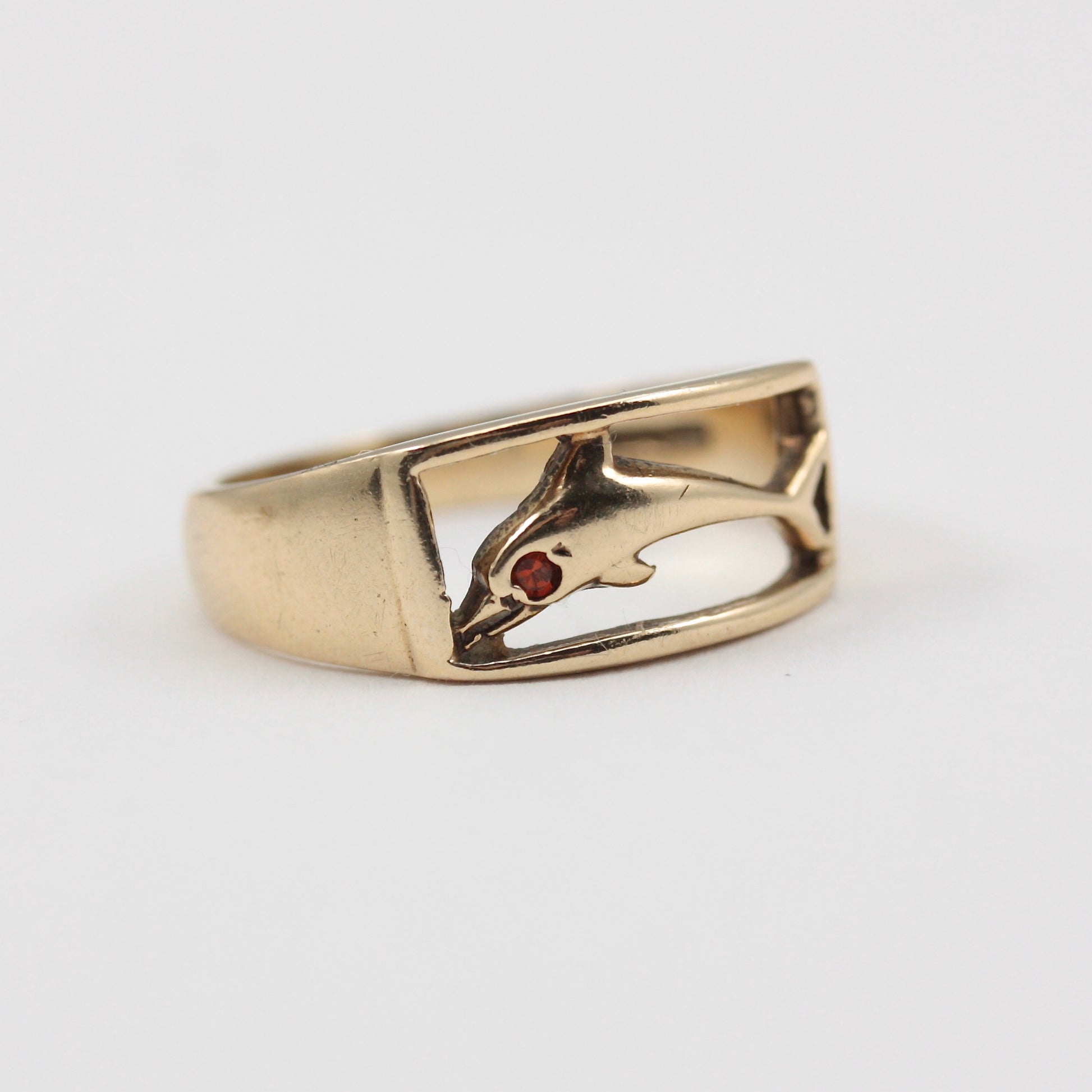 pre-owned 9ct gold garnet dolphin ring