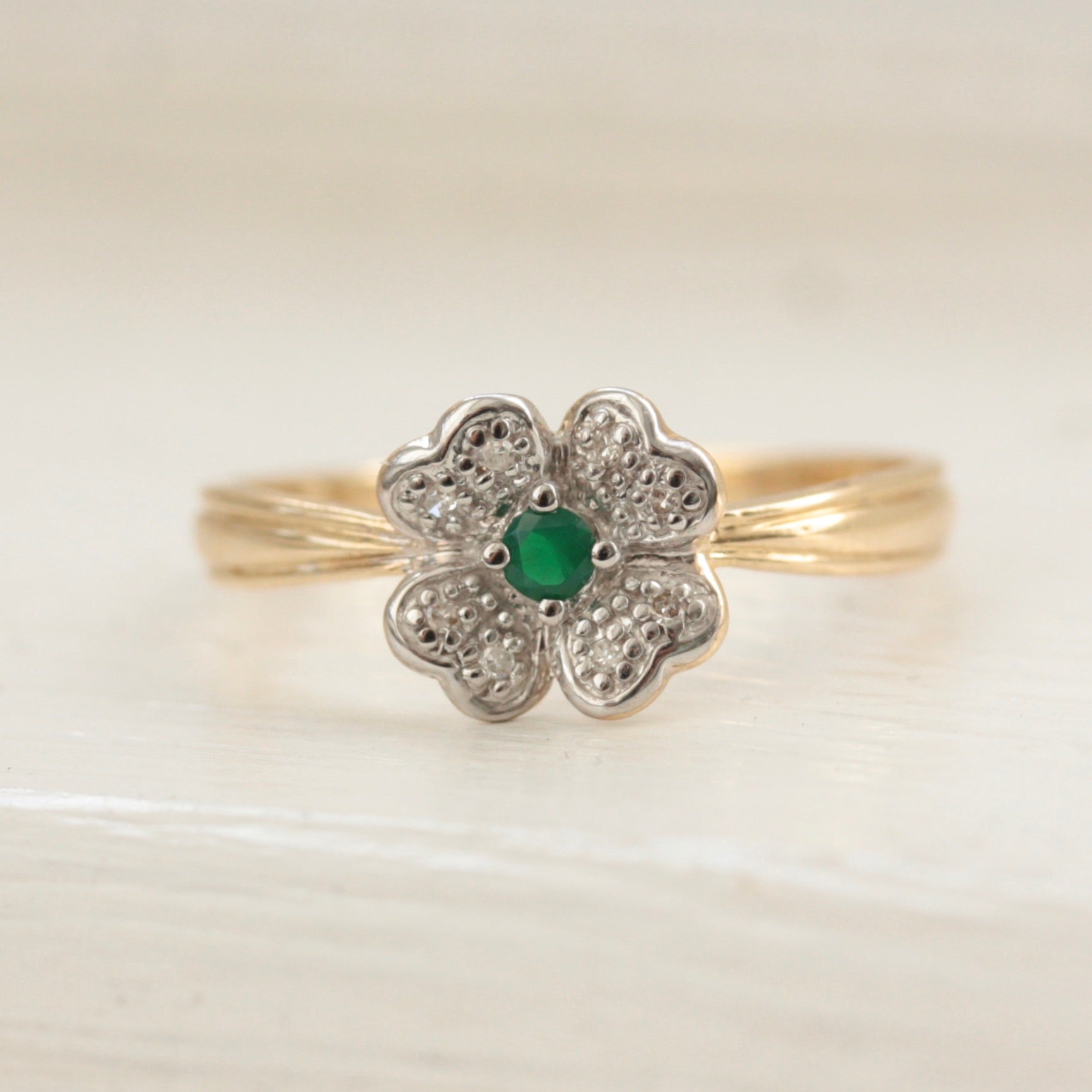 9ct gold shamrock ring