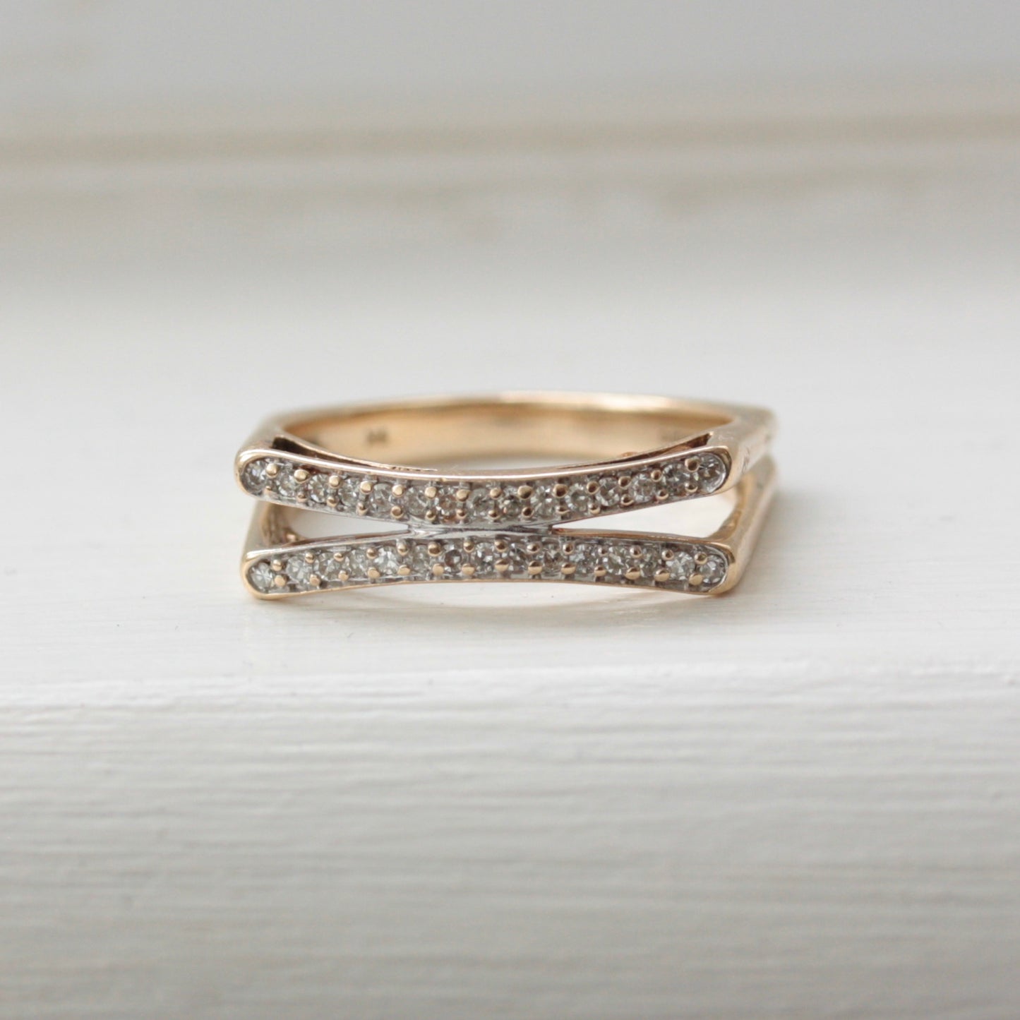 Modern Pre-owned 9ct Gold & Diamond Flat Front Split Ring