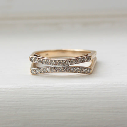 Modern Pre-owned 9ct Gold & Diamond Flat Front Split Ring