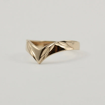 Vintage 9ct Gold Wishbone Ring with Engraved Leaf Design