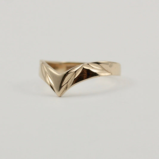 Vintage 9ct Gold Wishbone Ring with Engraved Leaf Design