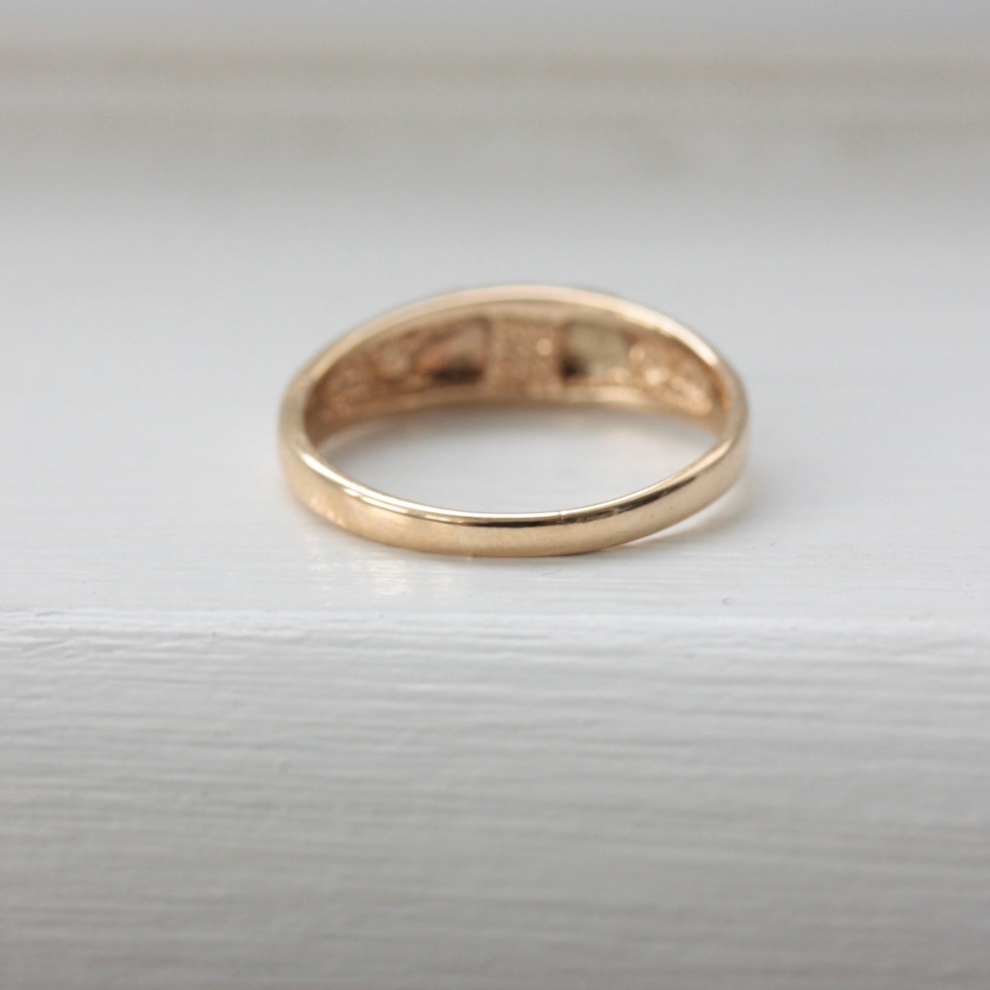 Modern Pre-owned Two Tone 9ct Gold Foliate Band Ring