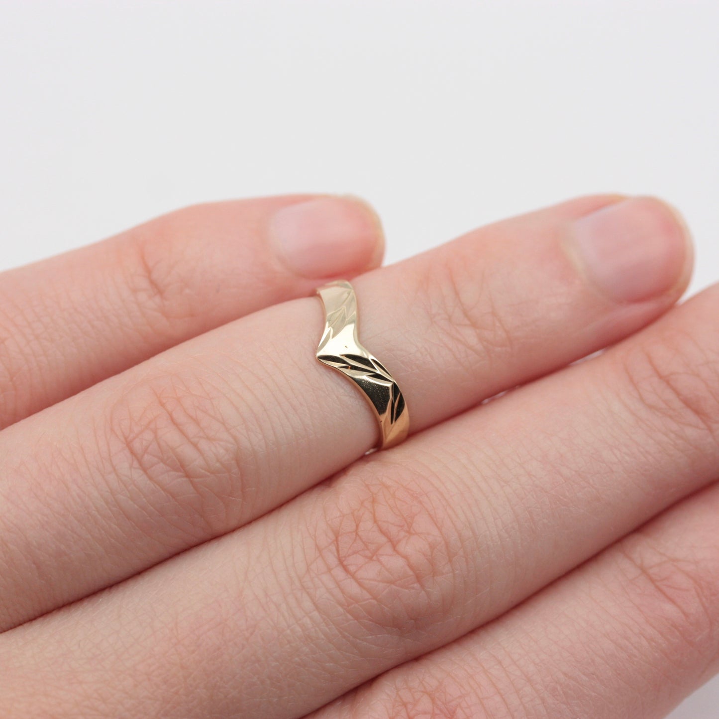 Vintage 9ct Gold Wishbone Ring with Engraved Leaf Design