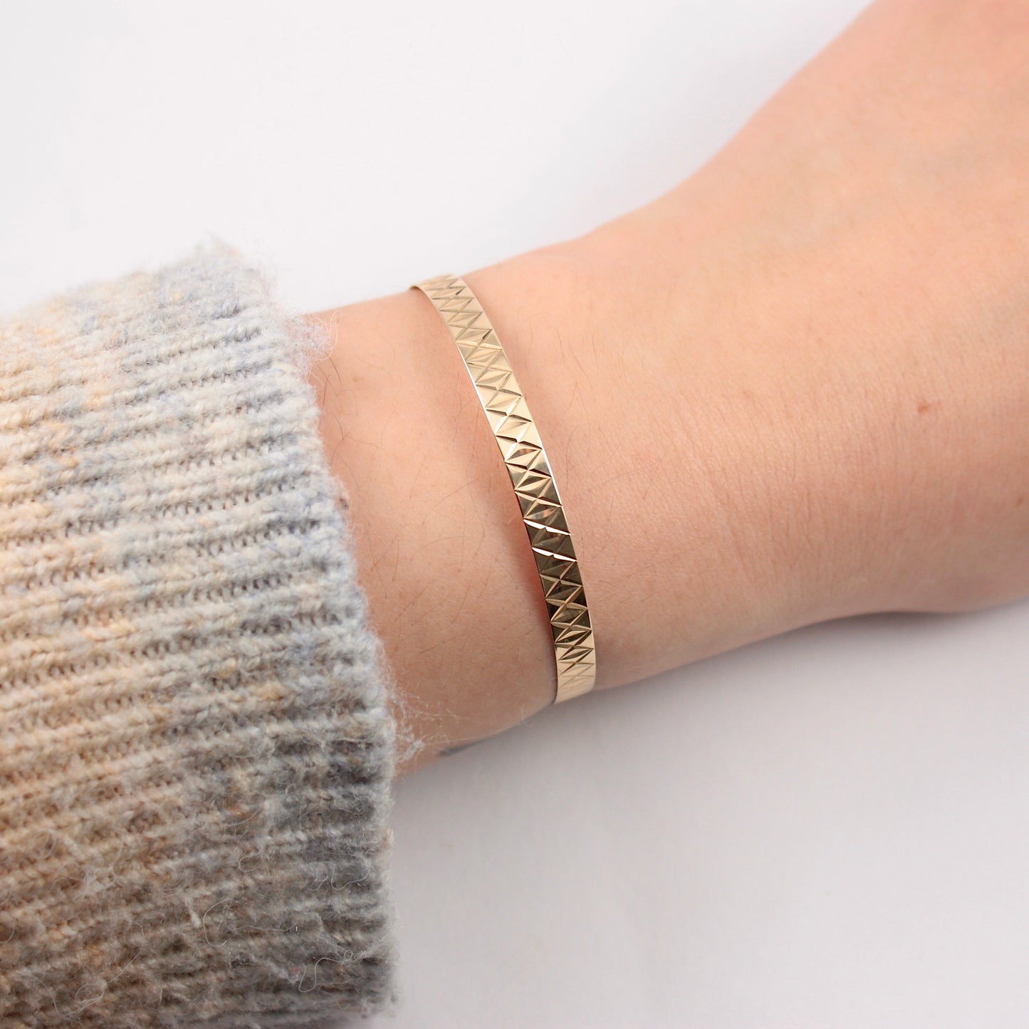 Ladies 9ct Yellow Gold Patterned Expandable Bangle 4.1g