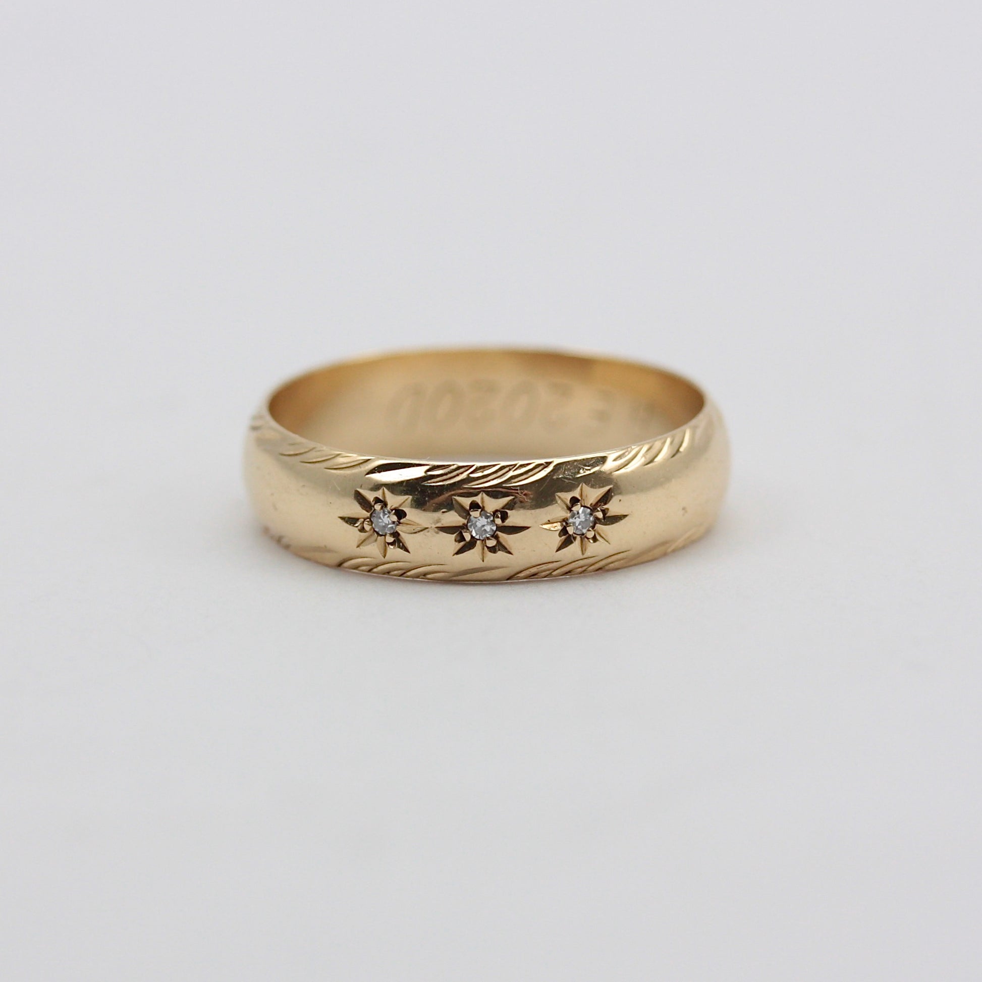 pre-owned 9ct gold ring with three diamonds