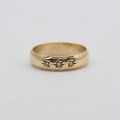 pre-owned 9ct gold ring with three diamonds