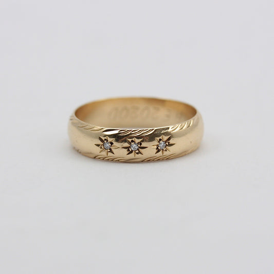 pre-owned 9ct gold ring with three diamonds