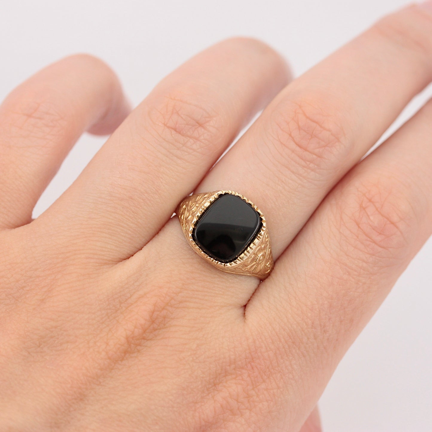 Pre-owned 9ct Gold Onyx Signet Ring with Decorative Shoulders