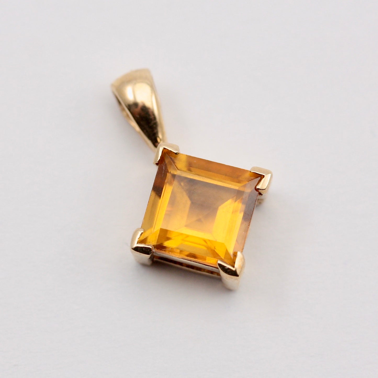 Pre-owned 9ct Gold Citrine Solitaire Pendant
