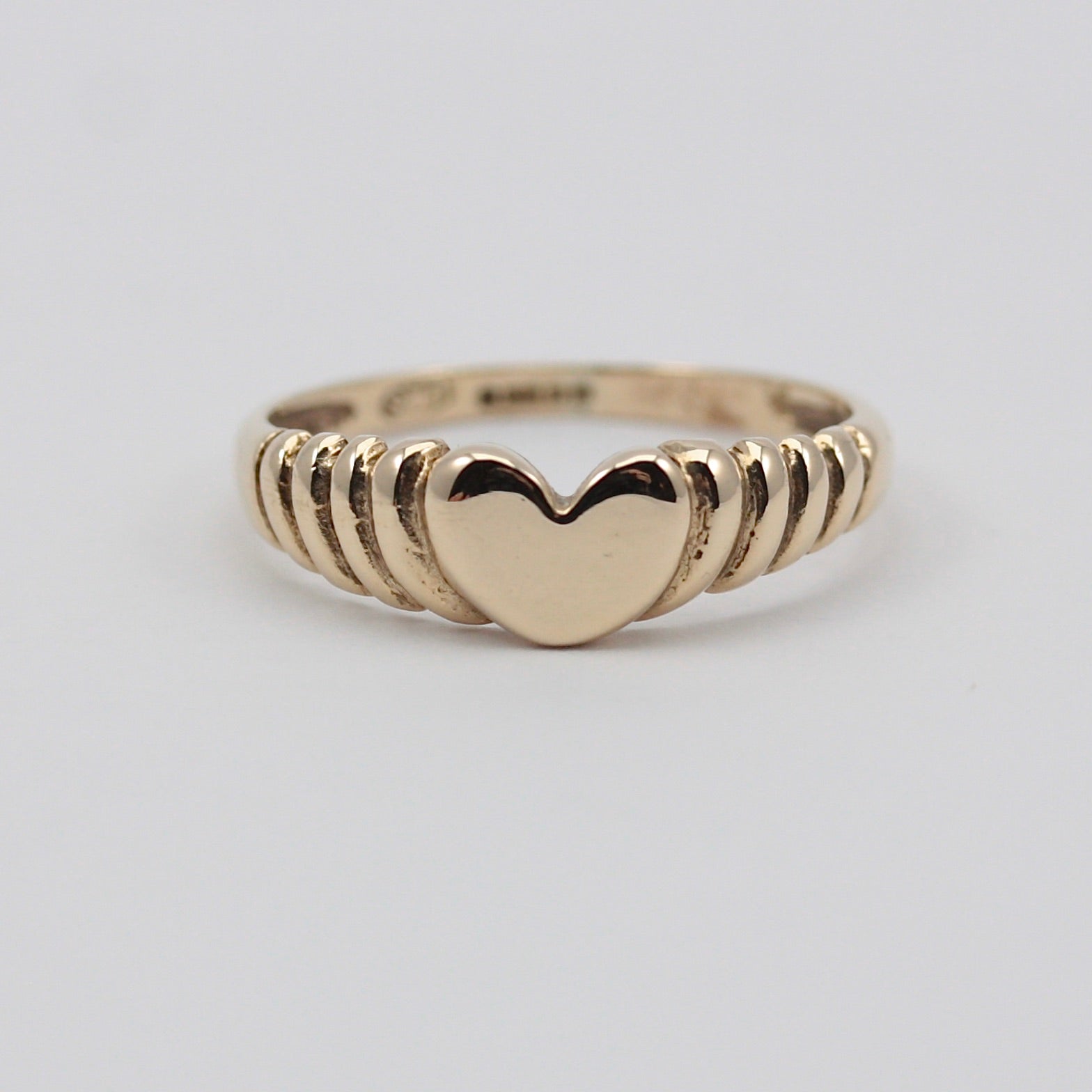 Vintage 9ct Gold Ridged Heart Signet Ring