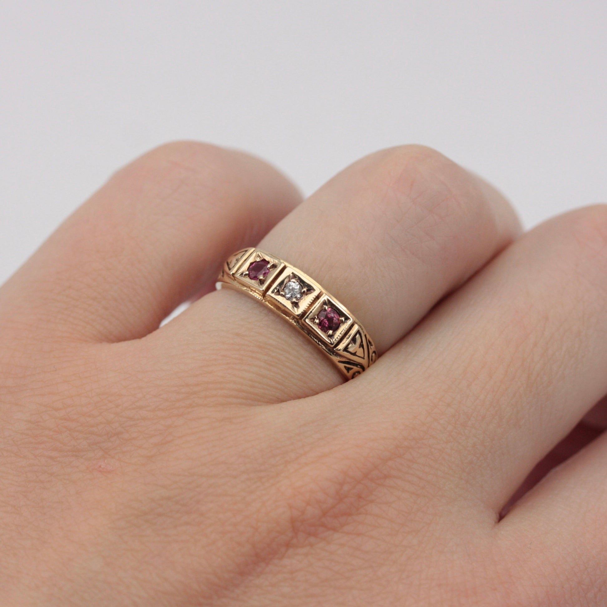 Vintage 9ct Gold Ruby & Diamond 3 Stone Band Ring