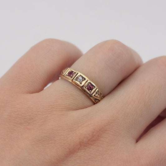 Vintage 9ct Gold Ruby & Diamond 3 Stone Band Ring