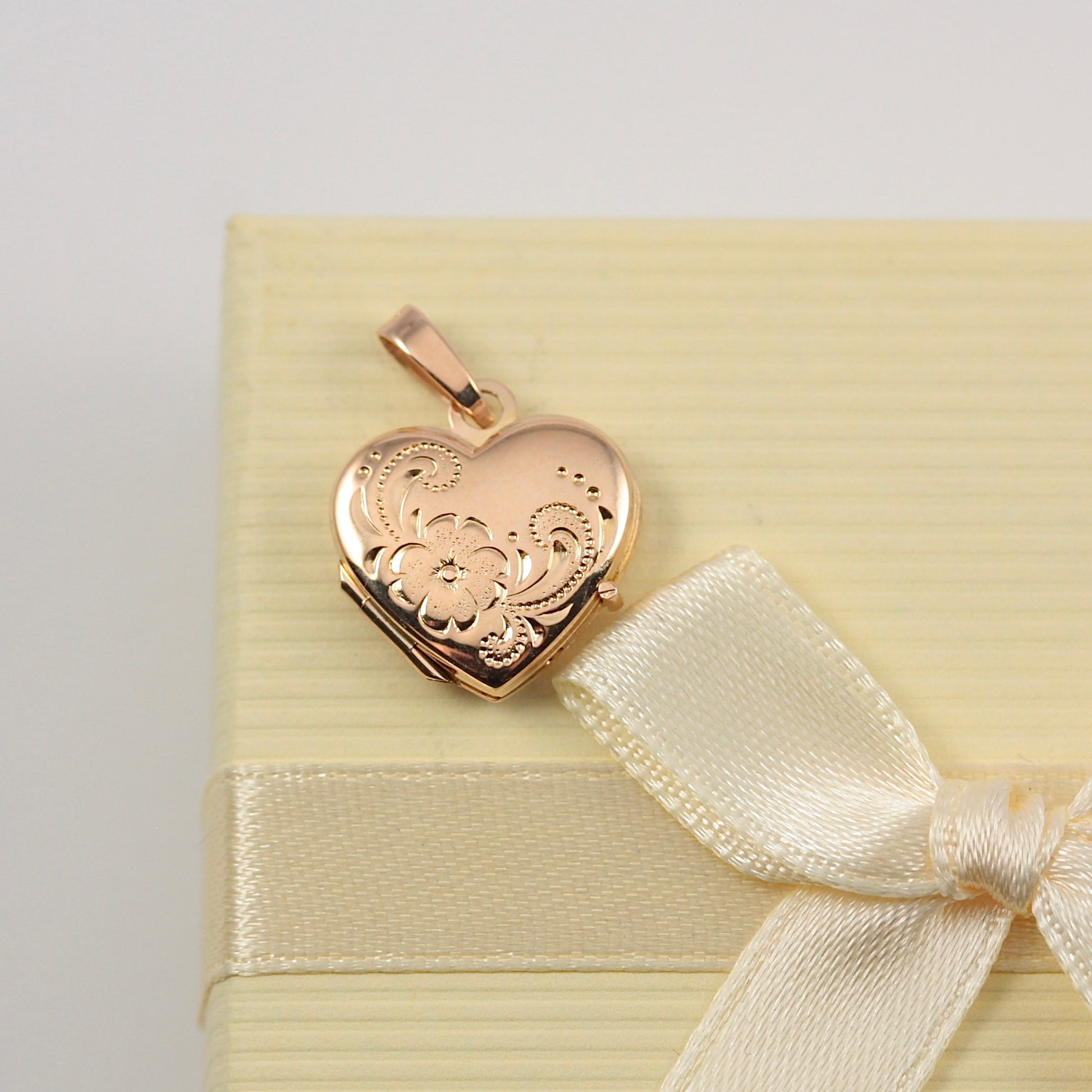 pre-owned 9ct gold heart locket