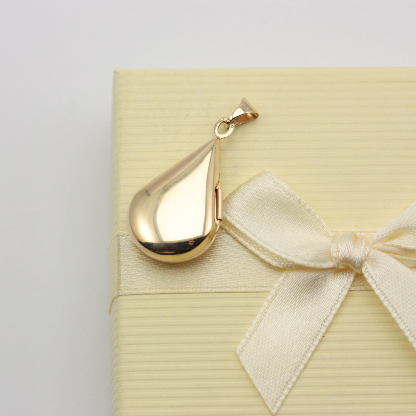 Pre-owned 9ct Yellow Gold Floral Teardrop Locket