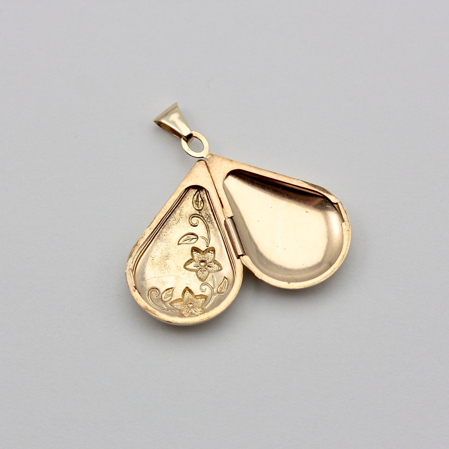 Pre-owned 9ct Yellow Gold Floral Teardrop Locket