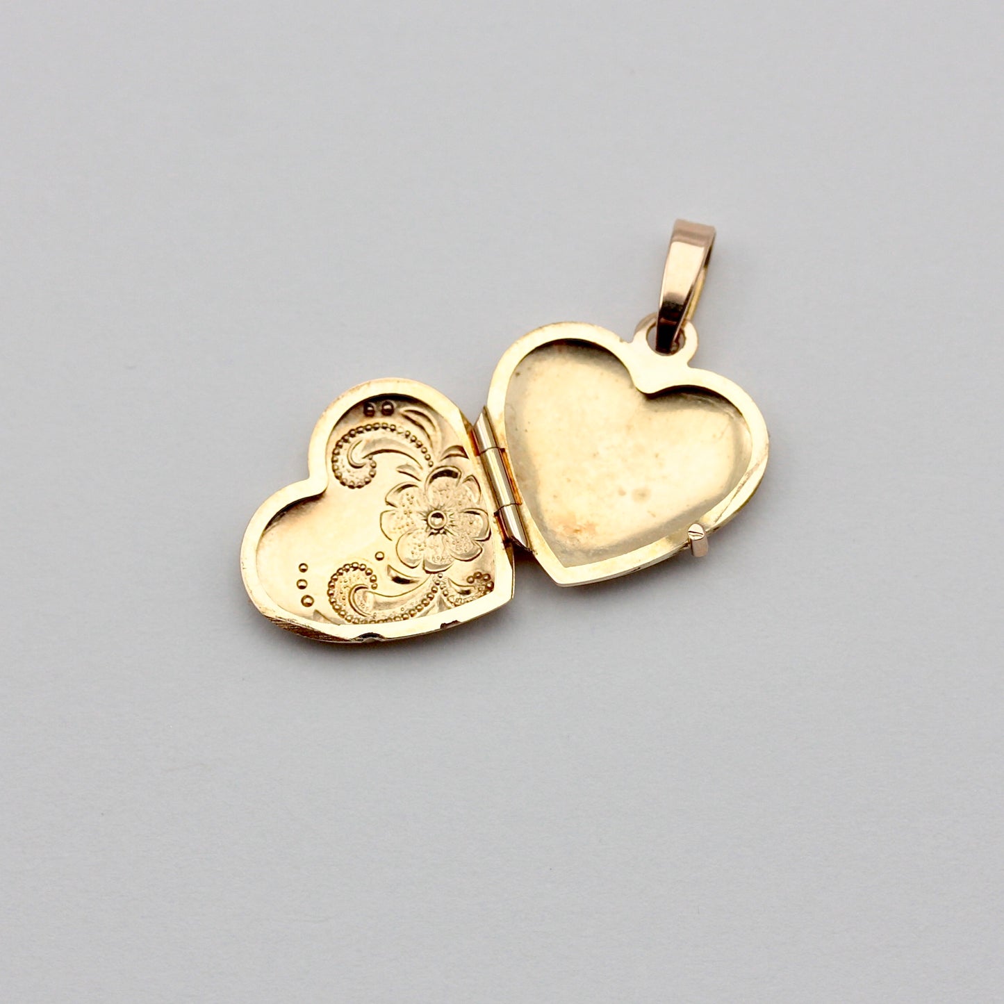 Modern Pre-owned 9ct Gold Heart Locket with Floral Design
