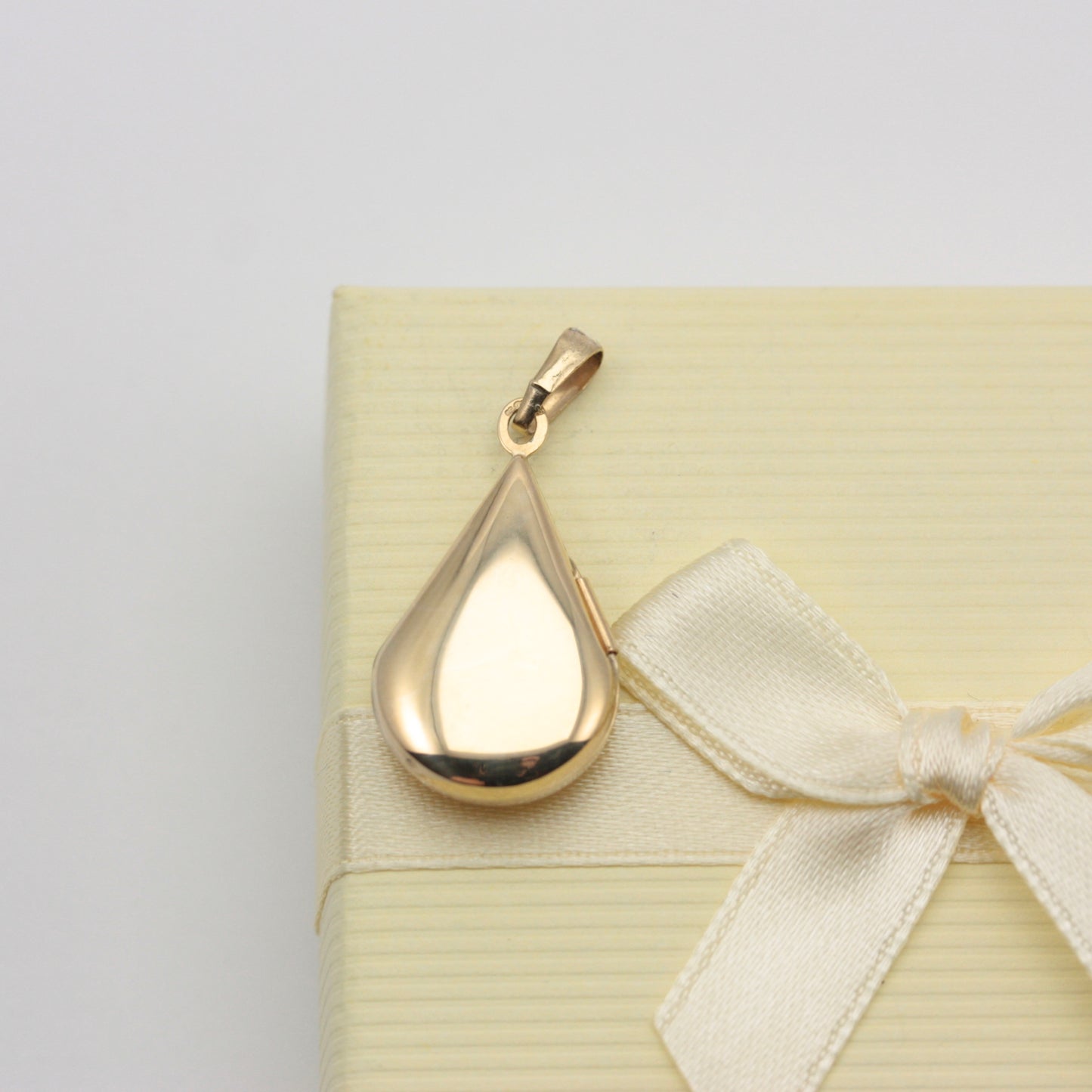 Pre-owned 9ct Yellow Gold Patterned Teardrop Locket