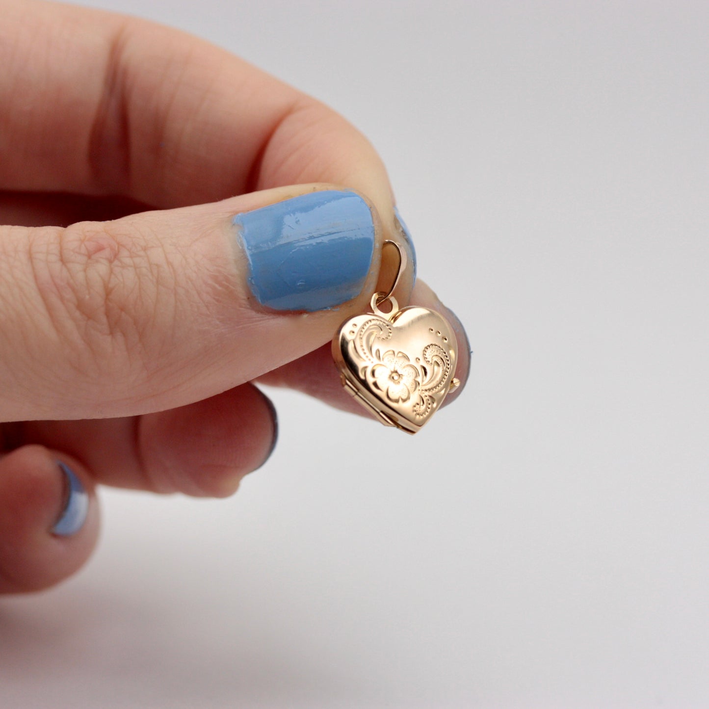 Modern Pre-owned 9ct Gold Heart Locket with Floral Design