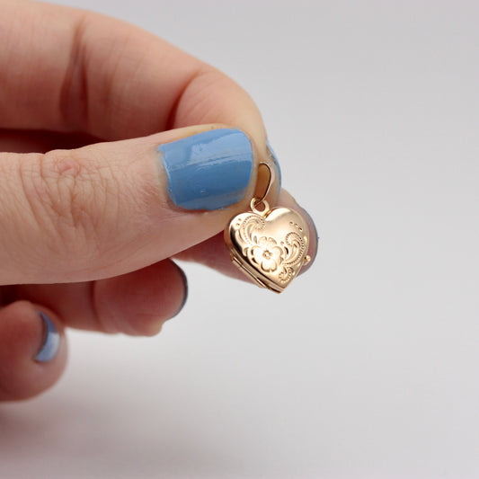 Modern Pre-owned 9ct Gold Heart Locket with Floral Design