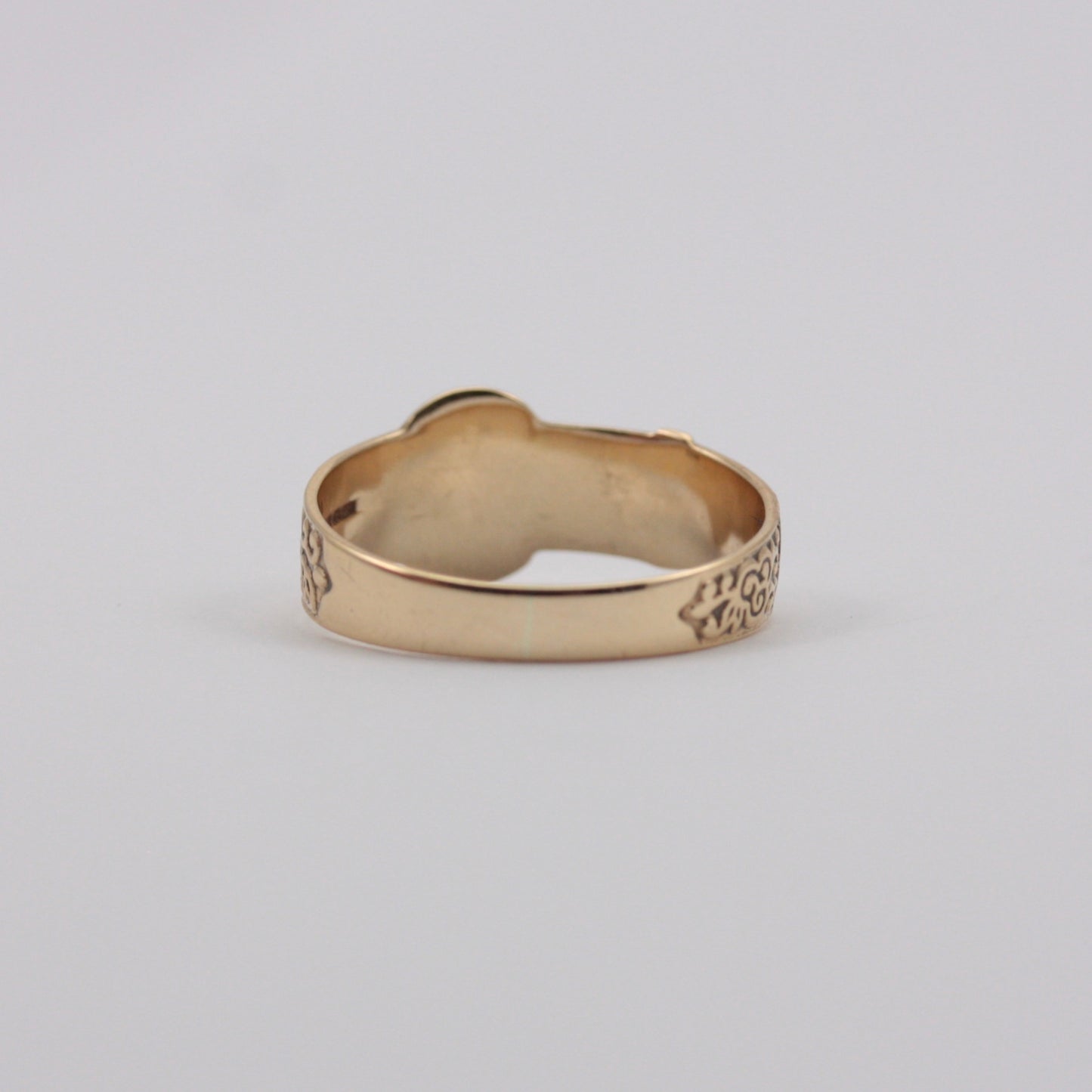 Modern Pre-owned 9ct Gold Patterned Buckle Ring