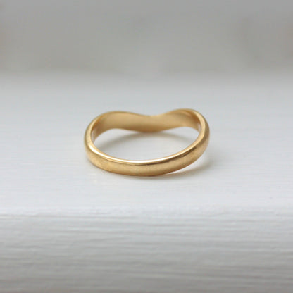 Vintage 18ct Gold Curved Wishbone Ring