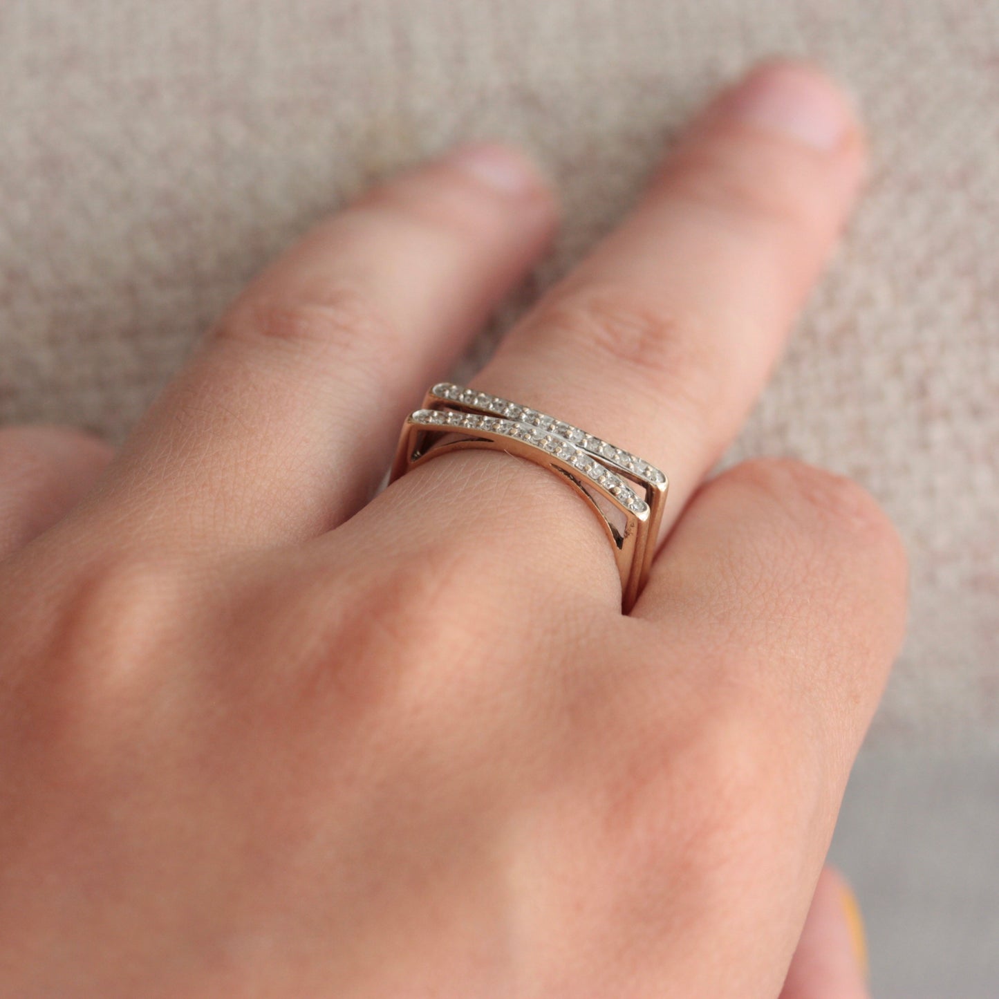 Modern Pre-owned 9ct Gold & Diamond Flat Front Split Ring