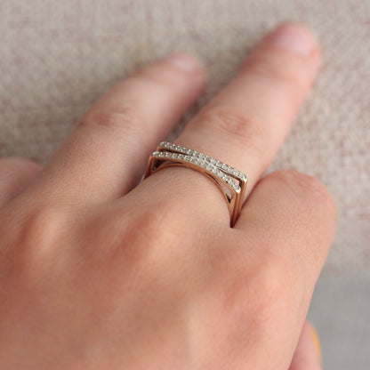 Modern Pre-owned 9ct Gold & Diamond Flat Front Split Ring